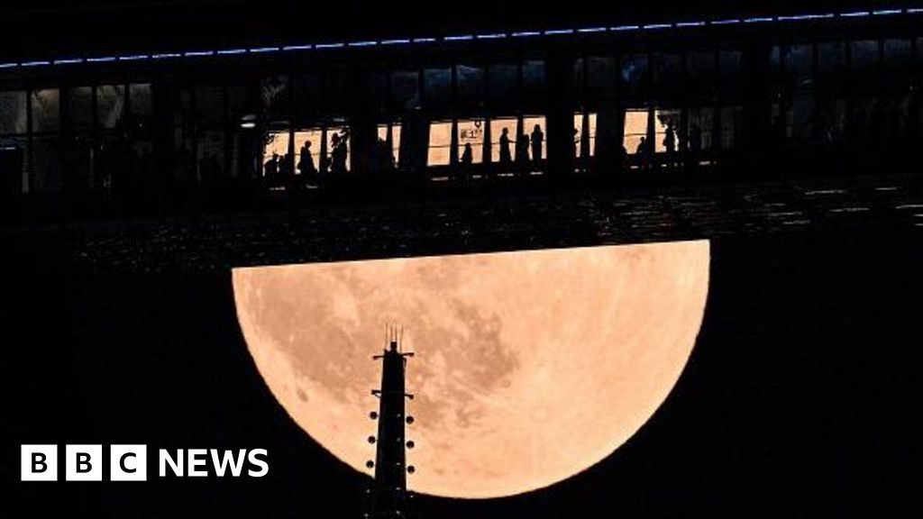 Blood Moon captivates sky-gazers around the world