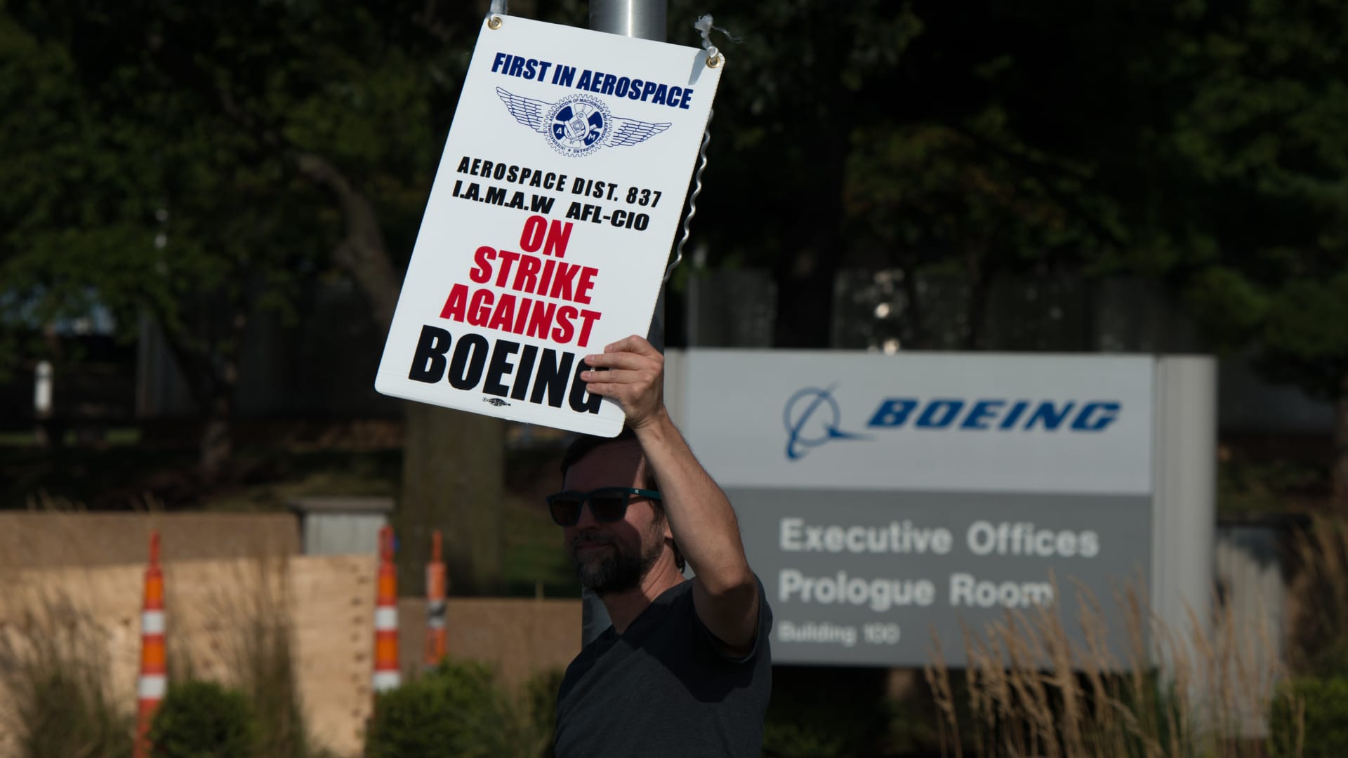 Boeing hires replacement workers as defense unit strike continues
