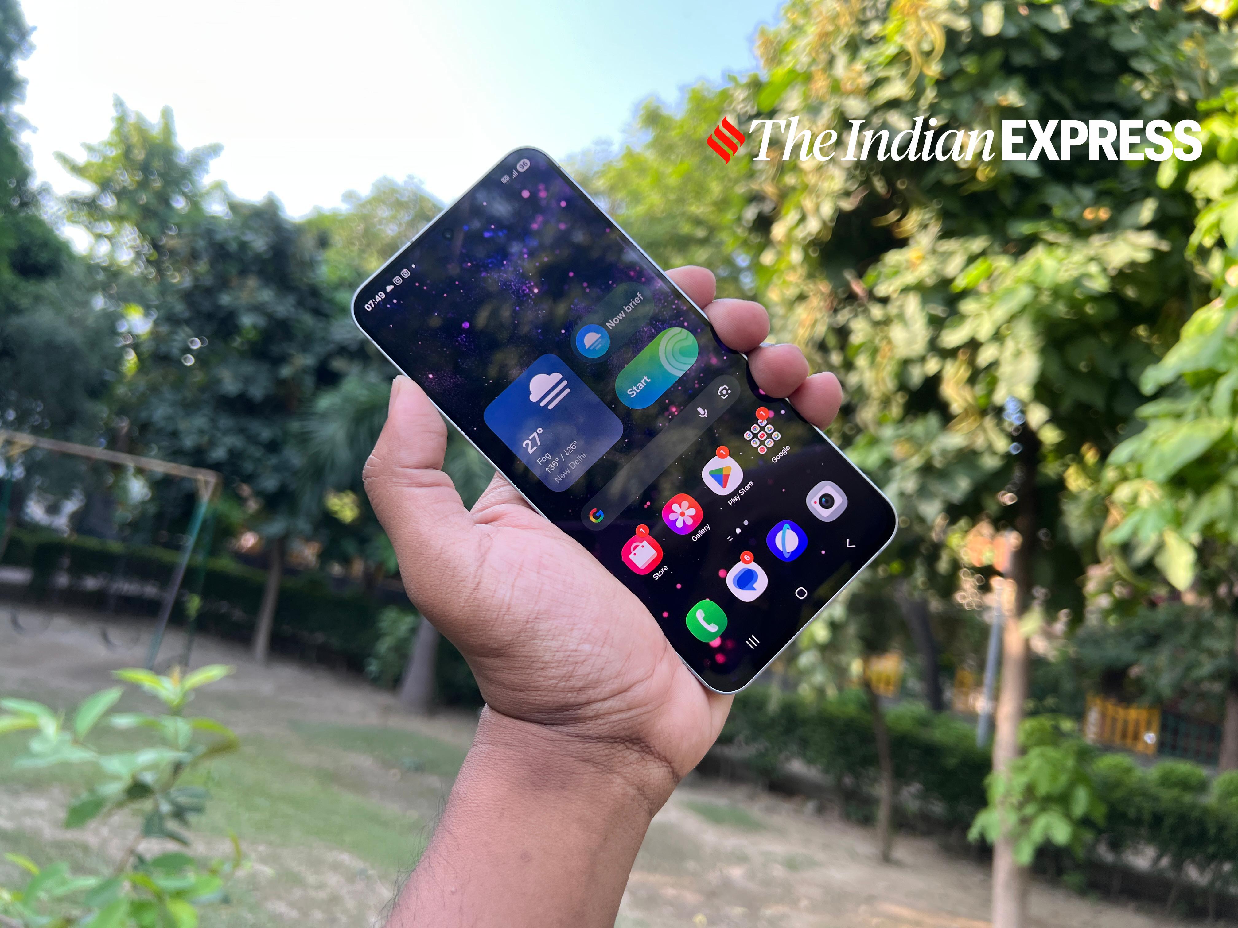 The 6.7-inch Dynamic AMOLED 2X screen stays bright and sharp in daylight.