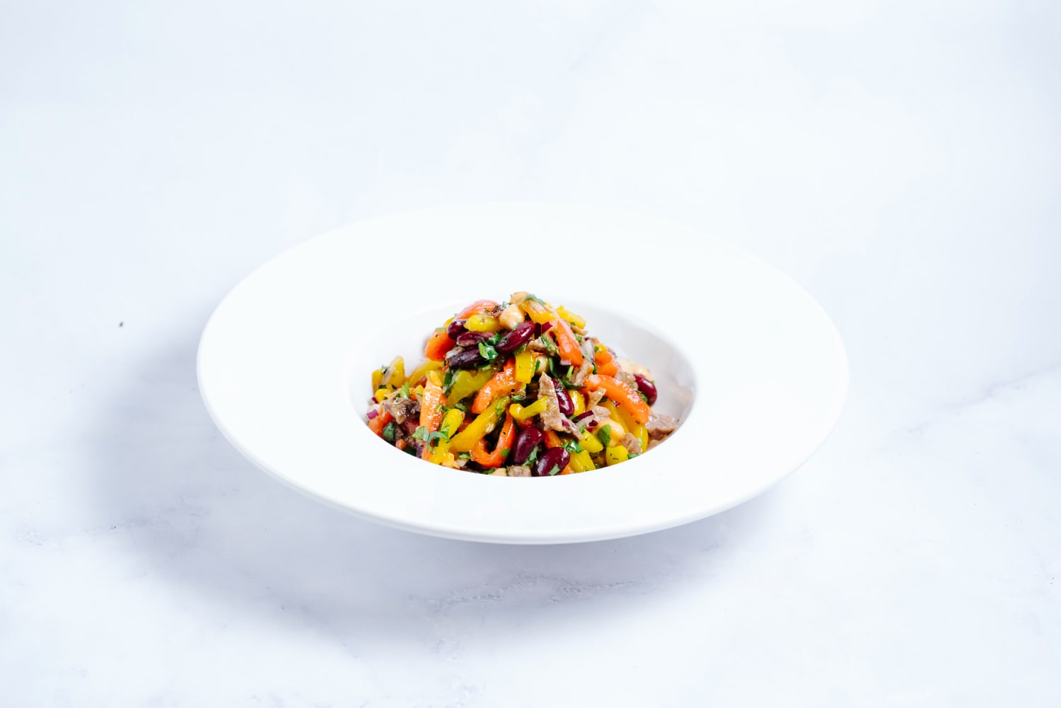 Serve your food in smaller plates. (Freepik)