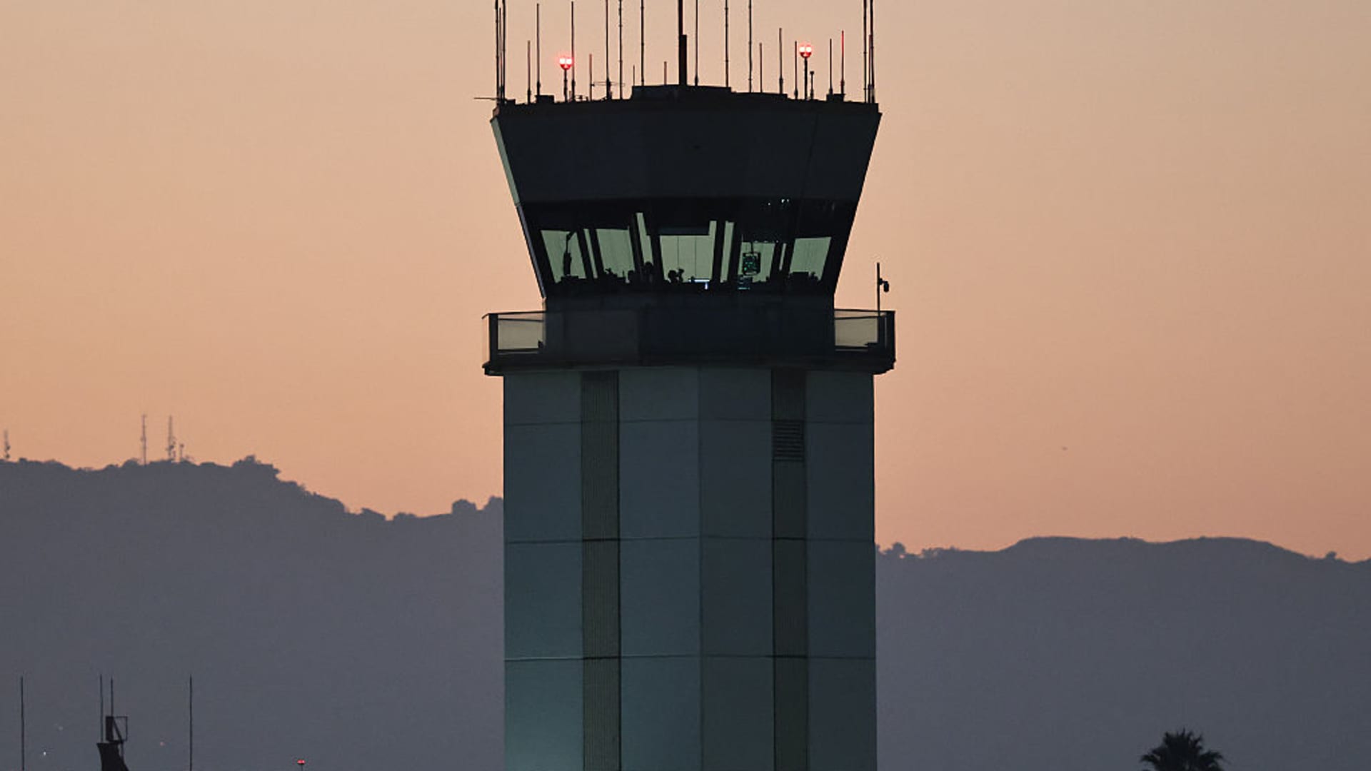 Air traffic control shortages add to U.S. flight delays, FAA says