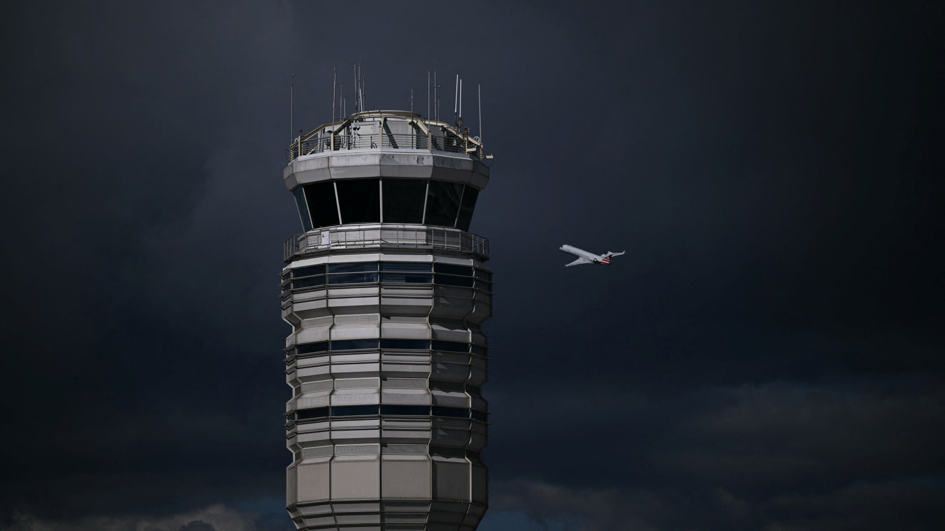 Air traffic controllers get partial pay