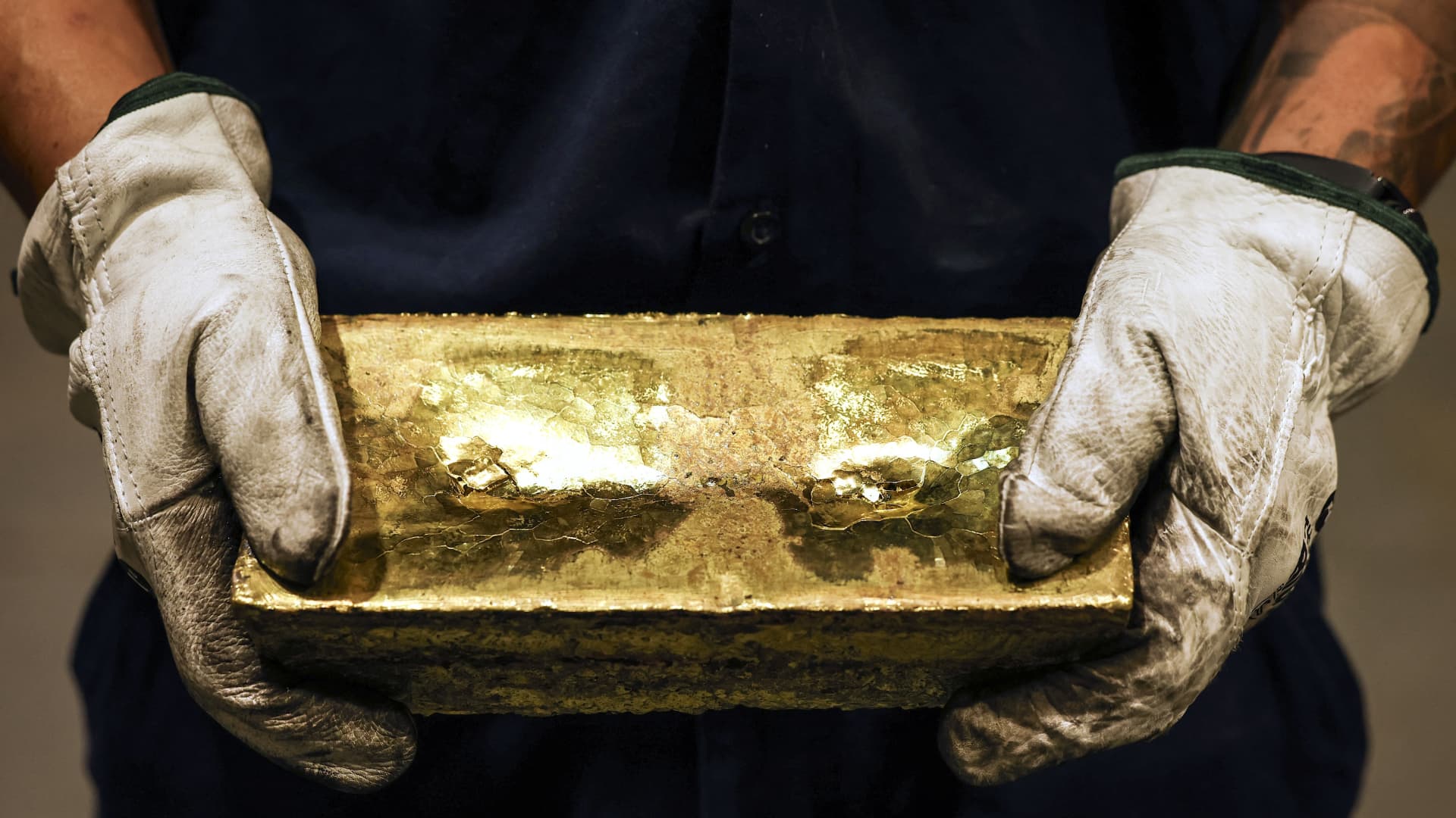 Gold prices keep rising, and jewelry companies are sounding the alarm