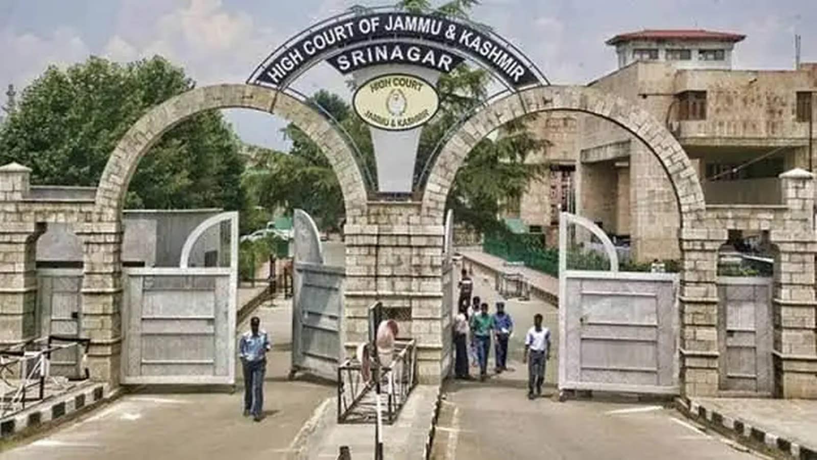 Citing ‘non-application of mind’ by authorities, J-K High Court quashes PSA detention of ex-policeman