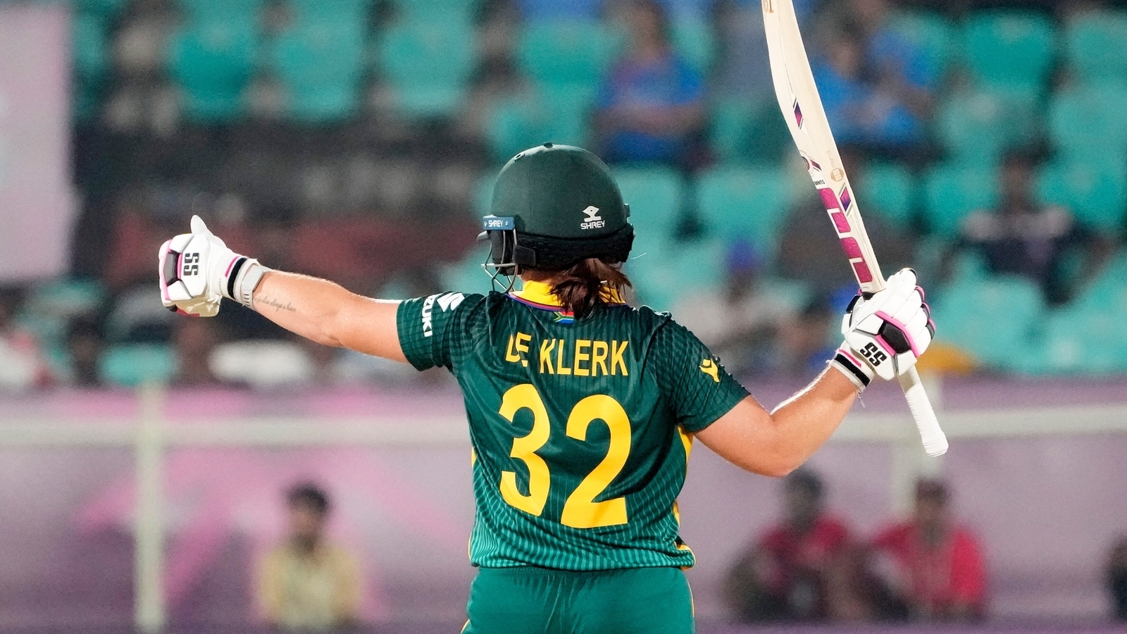 Nadine de Klerk does it again as South Africa beat Bangladesh in a final-over thriller at Women’s World Cup