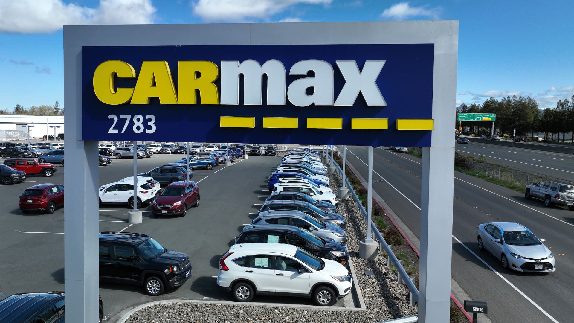 CarMax stock falls about 10% as CEO steps down, releases outlook