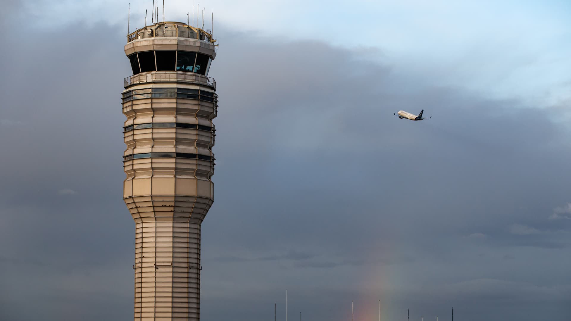 Here’s what travelers need to know about FAA airport flight reductions