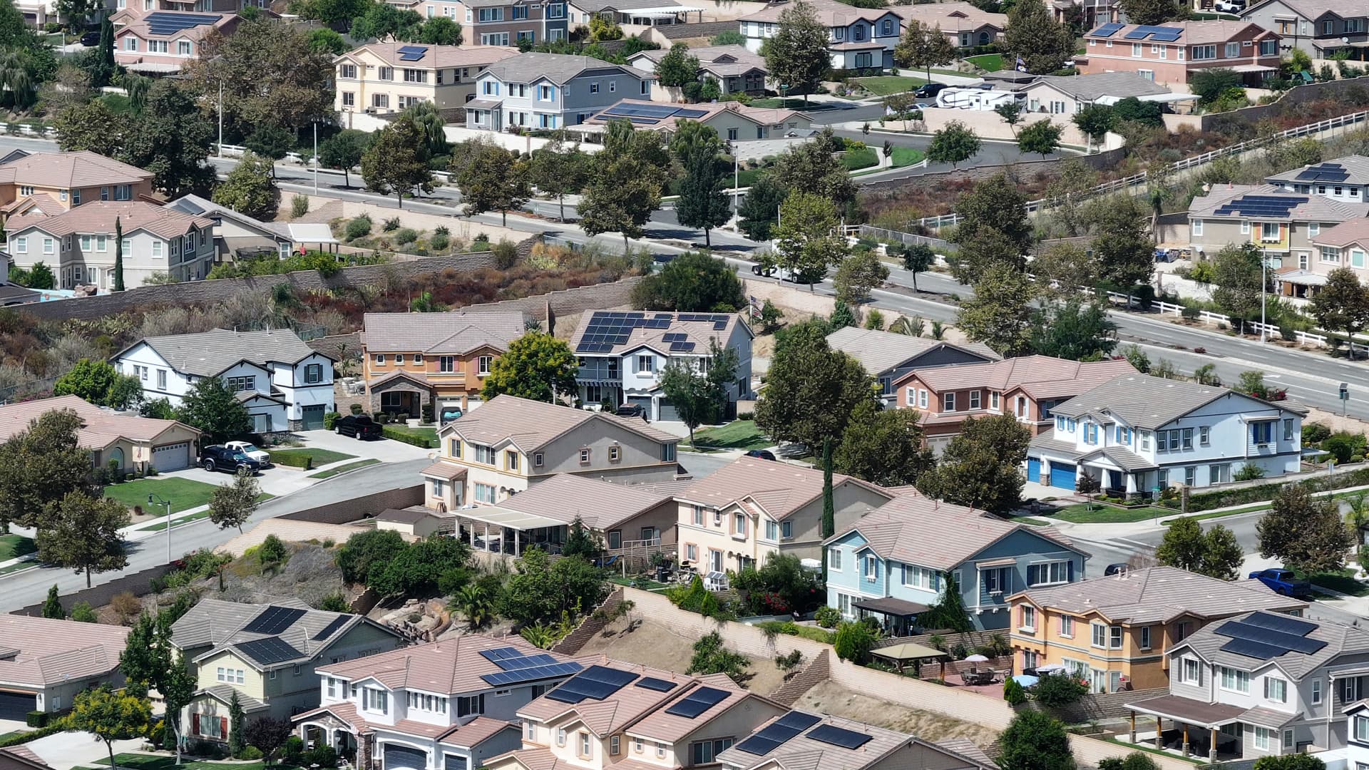 More home sellers are taking listings off the market, Redfin says