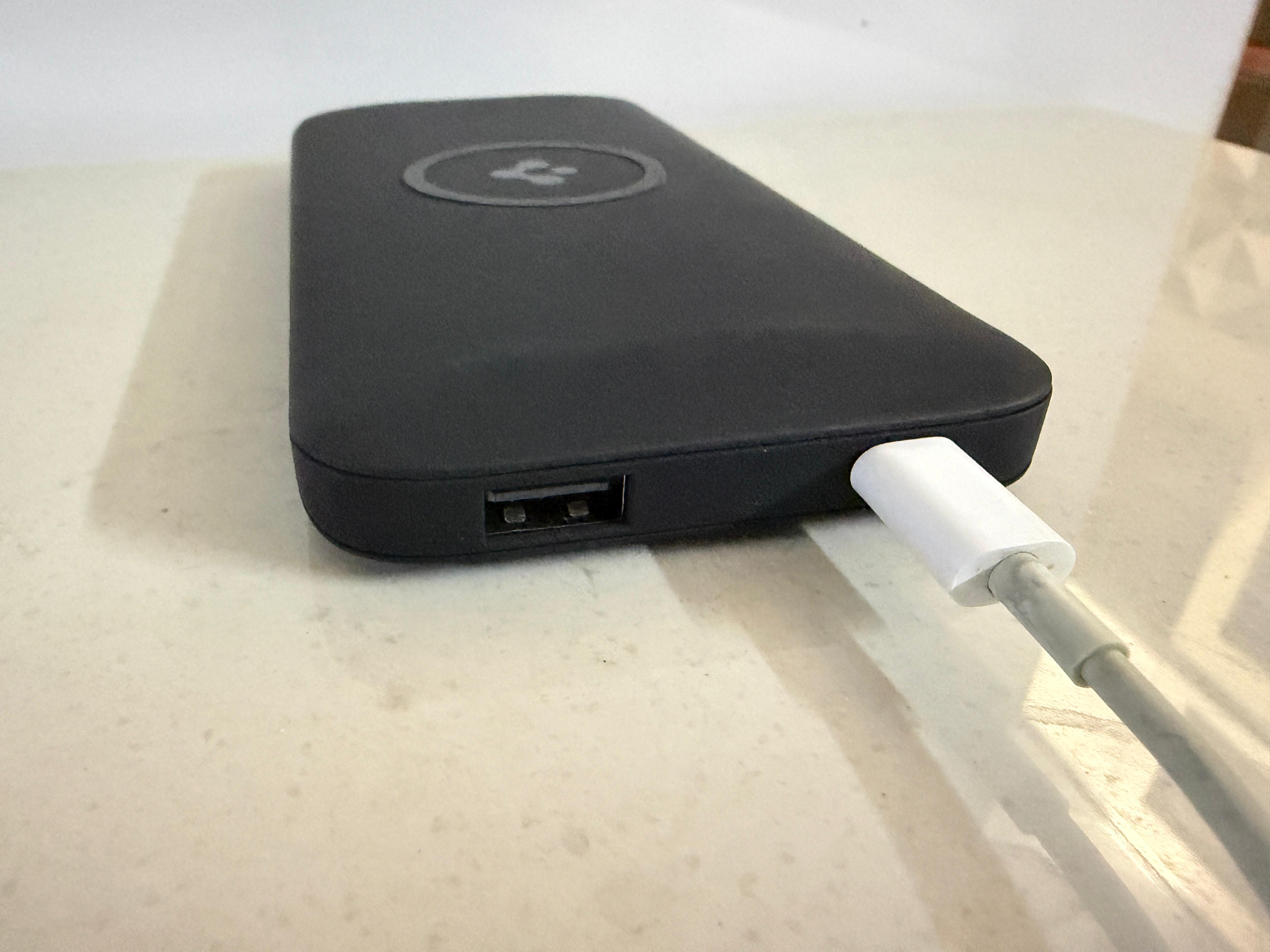 Spigen ArcPack dual portable power bank