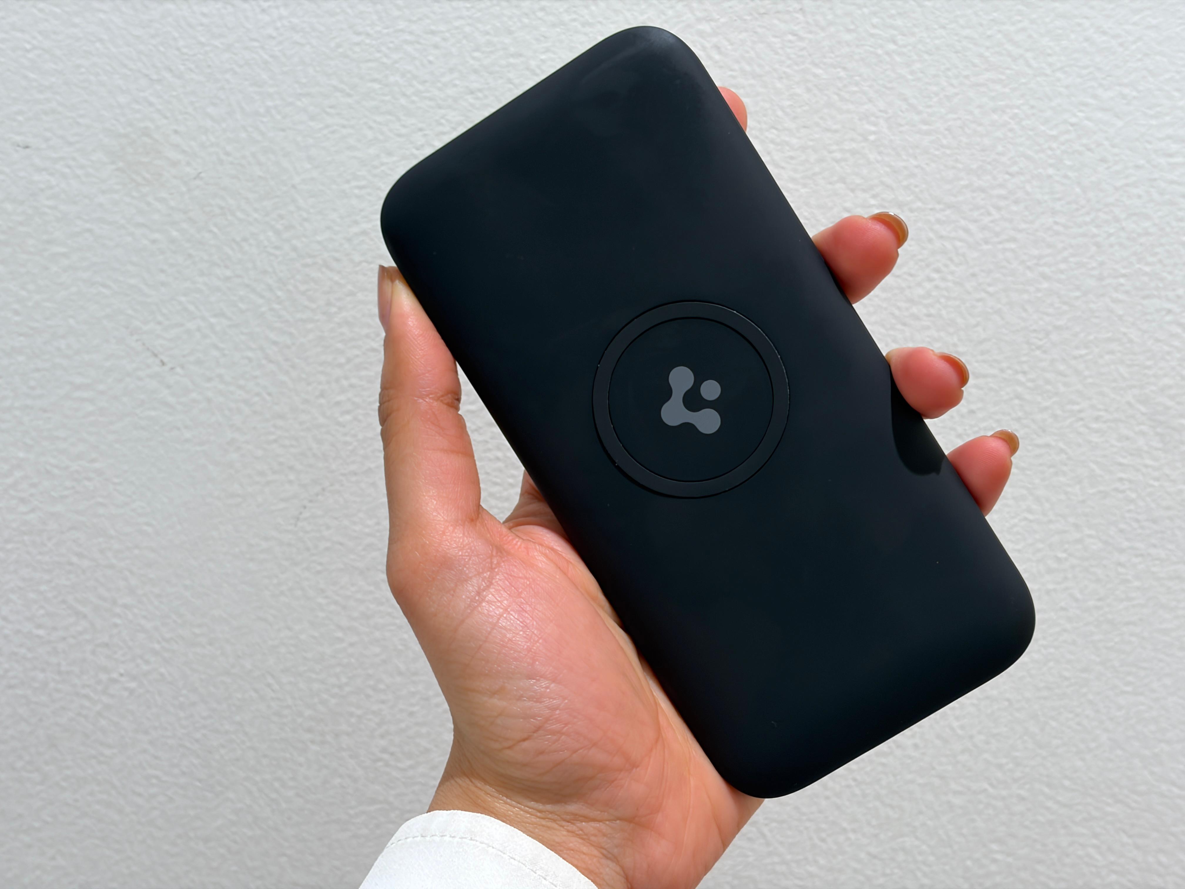 Spigen ArcPack dual portable power bank