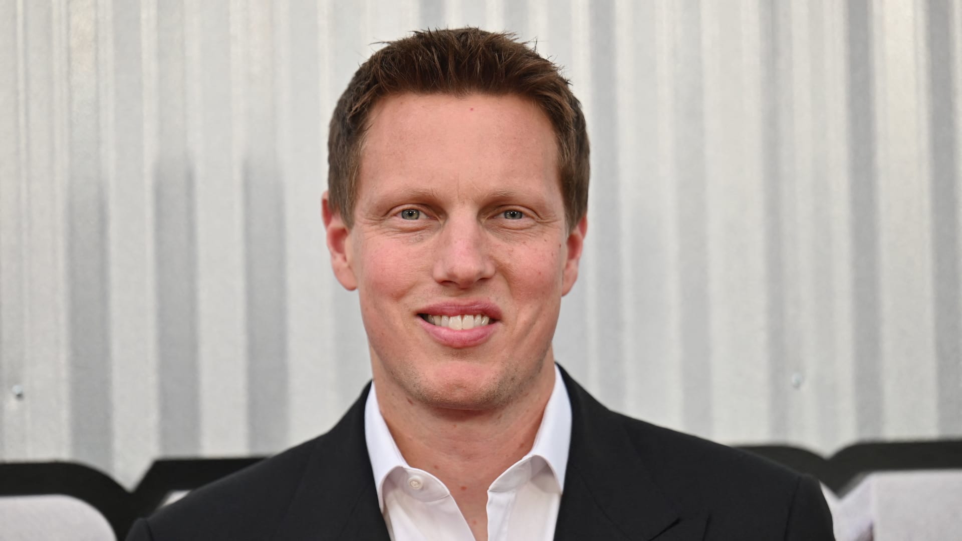 Paramount guarantees Larry Ellison backing in amended bid