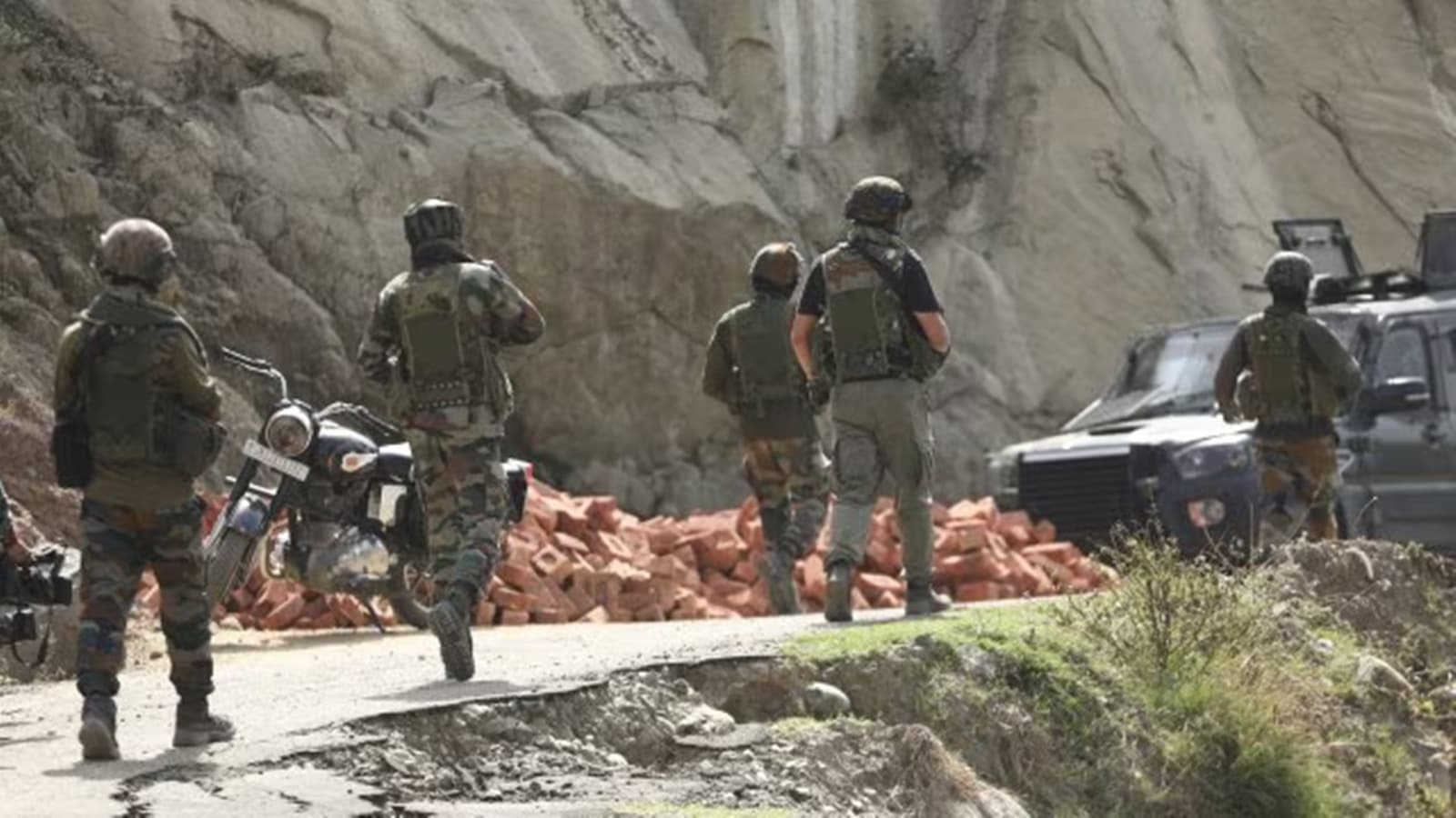 Before Jaish commander was killed, police had to save civilians he was holding hostage