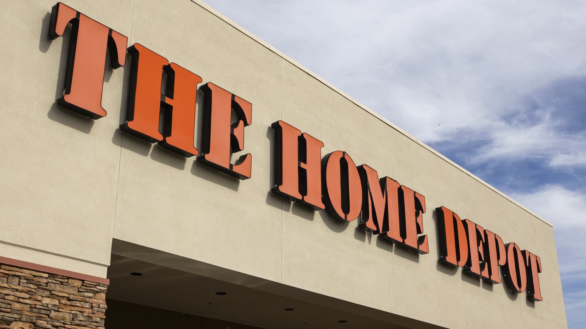 Home Depot lays off 800 workers, announces 5 day return to office