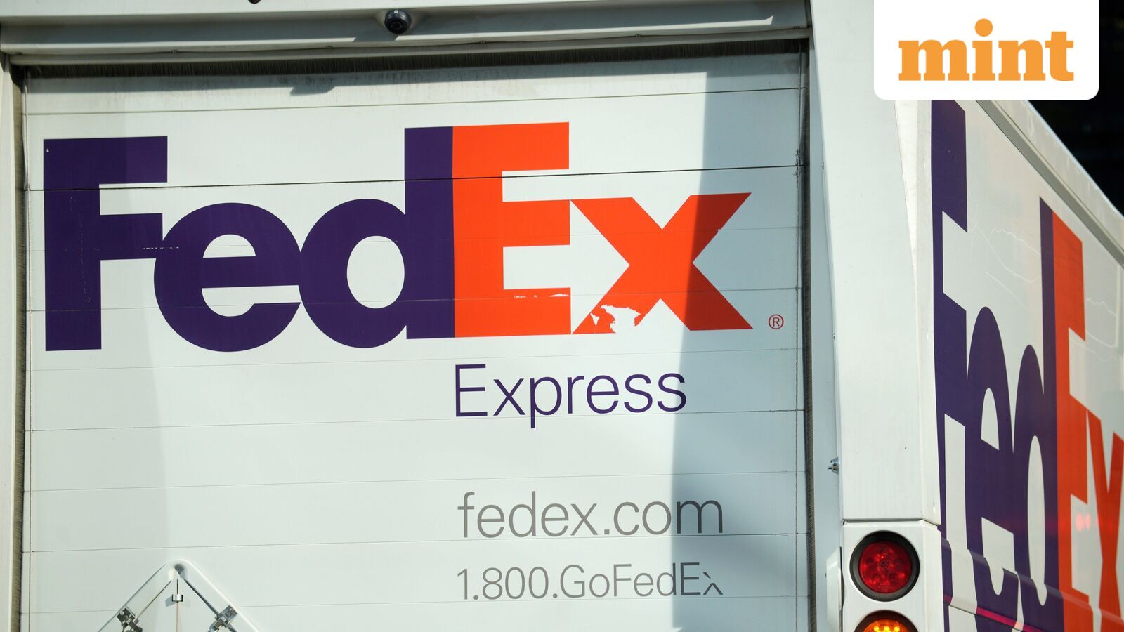 FedEx Corp stock slips 1% ahead of third quarter earnings